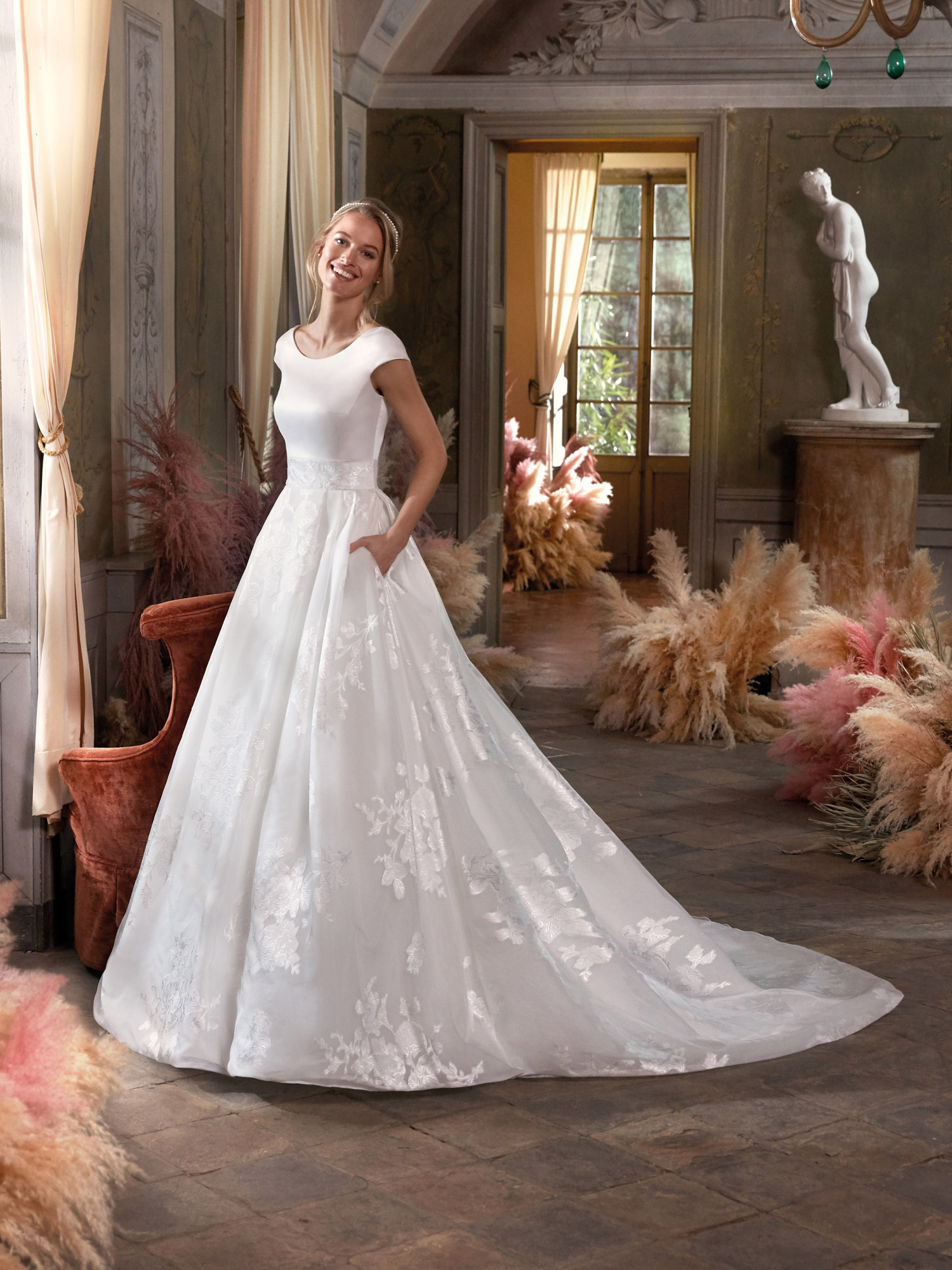 Abito Da Sposa Colet 21 Co Mariages It Abiti Sposa E Sposo Collezione 21 Atelier Vestiti Nuziali Per Vicenza Verona Padova Rovigo Treviso Veneto E Trento Trentino Alto Adige