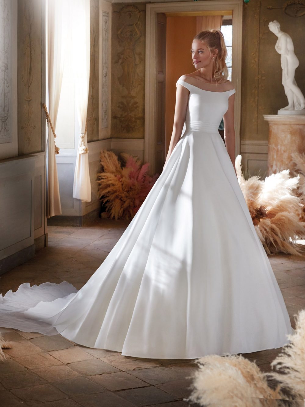 Colet | Abiti Sposa e Sposo Collezione 2022 - Atelier Vestiti Nuziali per  Vicenza, Verona, Padova, Rovigo, Treviso(Veneto) e Trento(Trentino Alto  Adige).